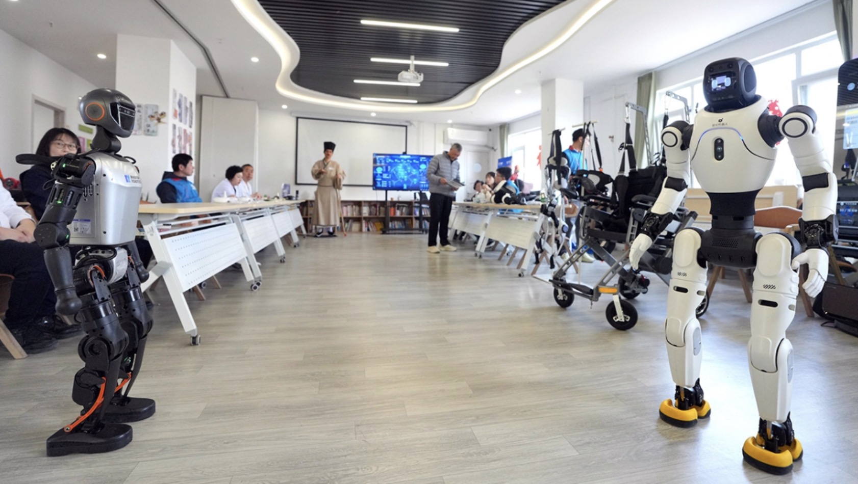 Bắc Kinh vận hành trạm robot chăm sóc người già đầu tiên trên thế giới