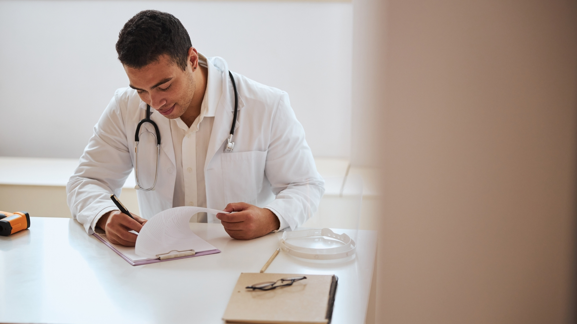 Bác sĩ viết sách: Khi những câu chuyện sau áo blouse chạm đến trái tim người đọc