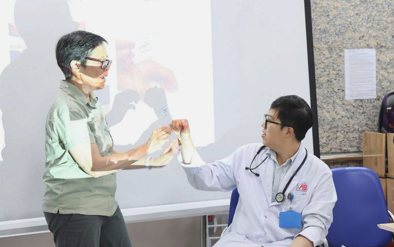 Bệnh viện An Bình tập huấn chuyên sâu về trị liệu bàn tay cùng chuyên gia Mỹ