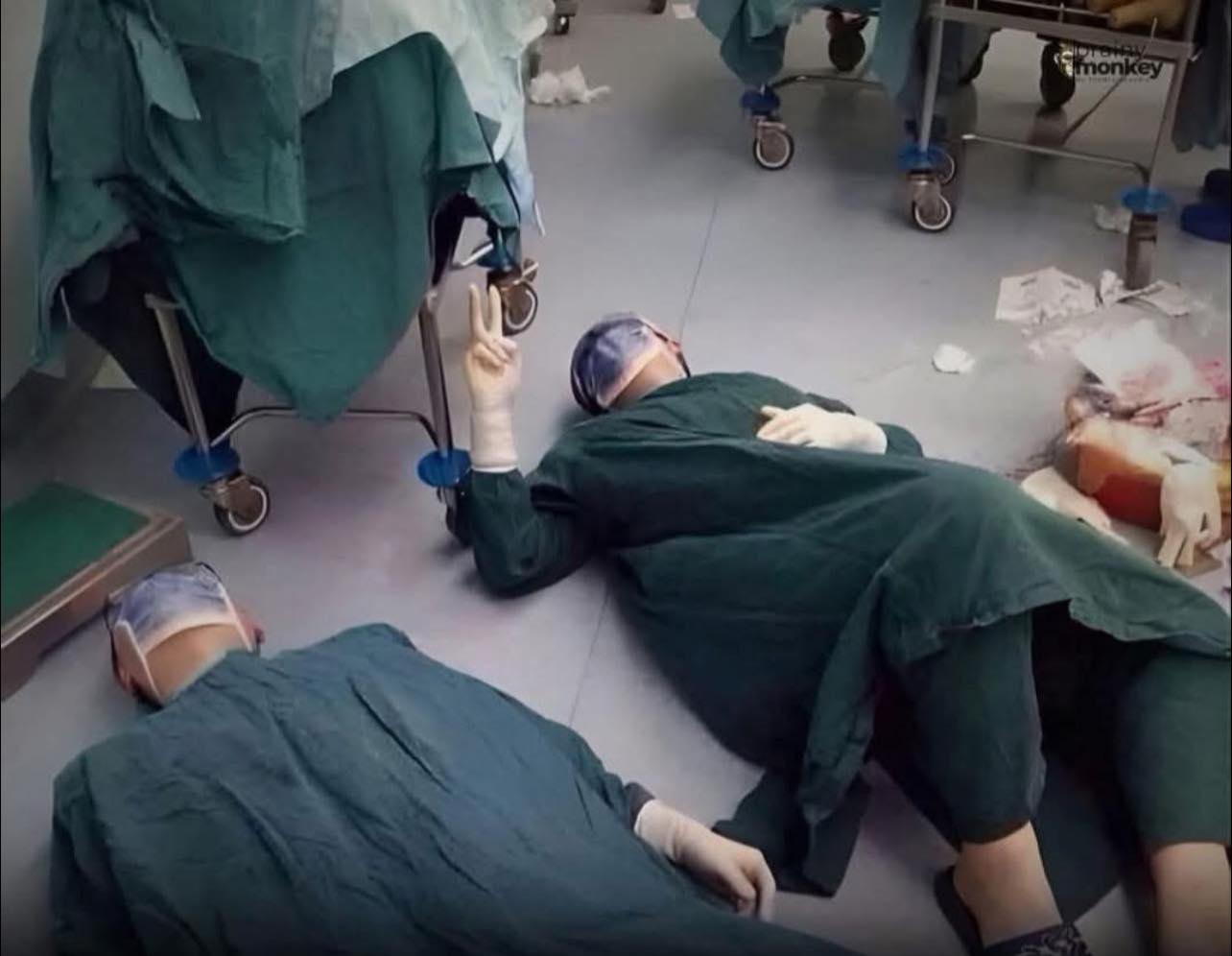 Khoảnh khắc sau 32 giờ trong phòng mổ