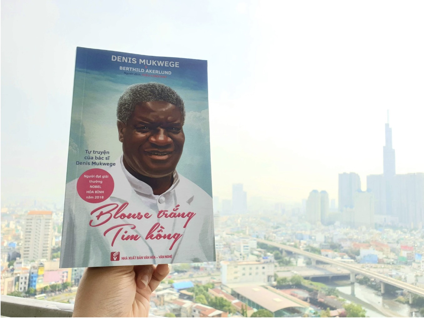 Blouse trắng Tim hồng.jpg