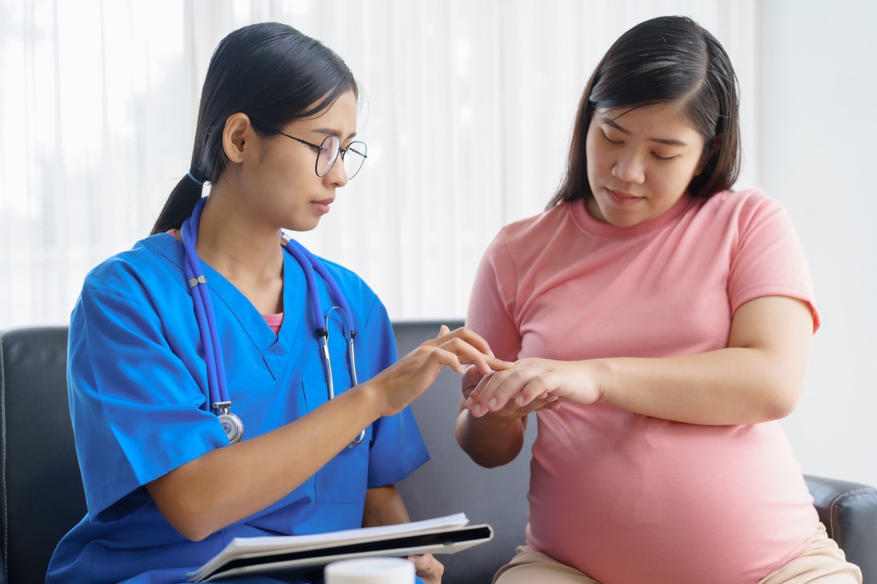 Nghề hộ sinh: nơi chuyên môn đi cùng sự nâng đỡ thầm lặng