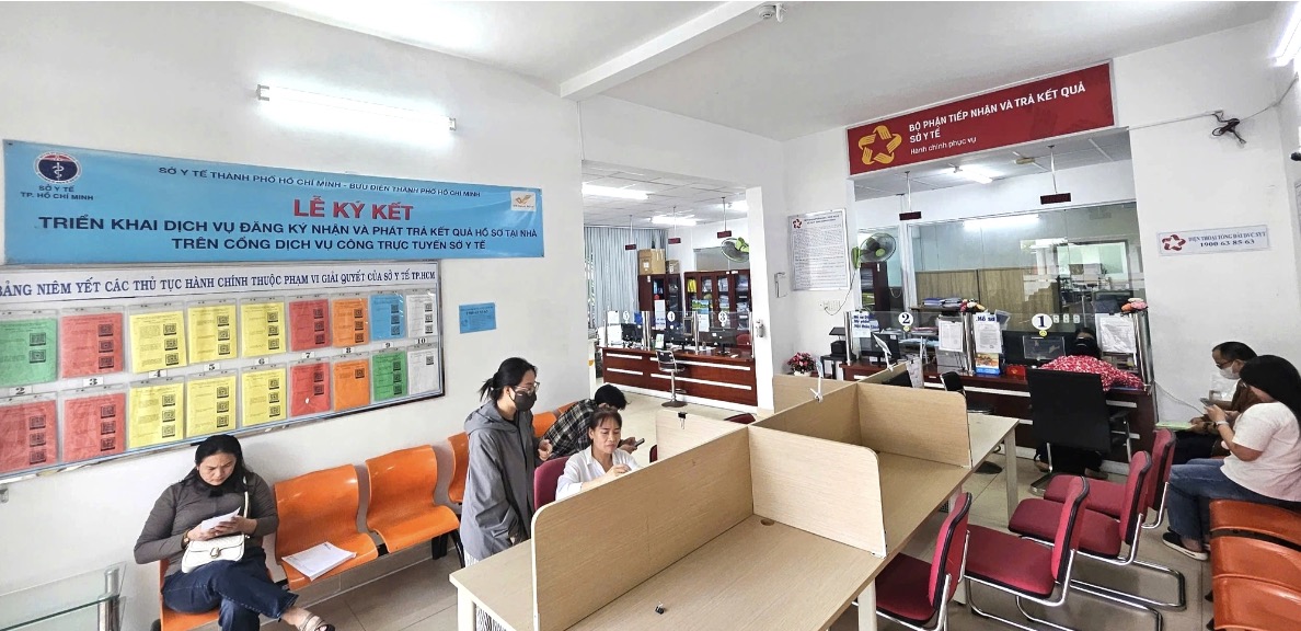 Người dân làm thủ tục.jpg