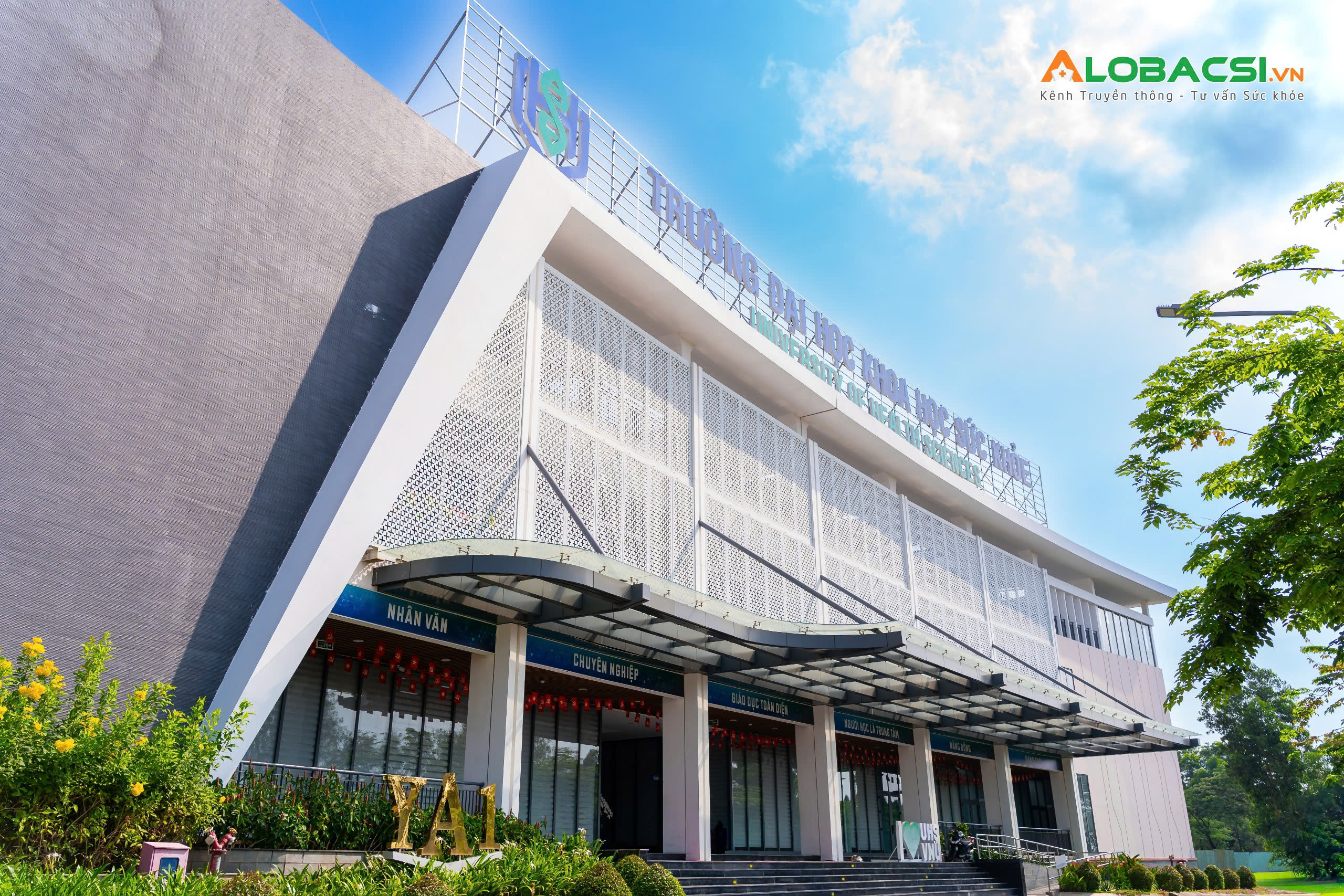 GS.TS Phan Bách Thắng - Hiệu trưởng Trường Đại học Khoa học Sức khỏe (ĐHQG-HCM) (bìa trái) và nhà báo Thái Tâm - CEO & Founder AloBacsi tại lễ ký kết hợp tác chiến lược 9.jpg