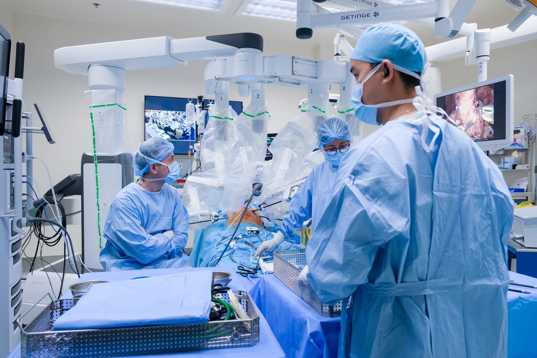 Bệnh viện Đại học Y Dược TPHCM thị phạm trực tiếp phẫu thuật robot da Vinci Xi điều trị ung thư dạ dày tại HIGCF 2026