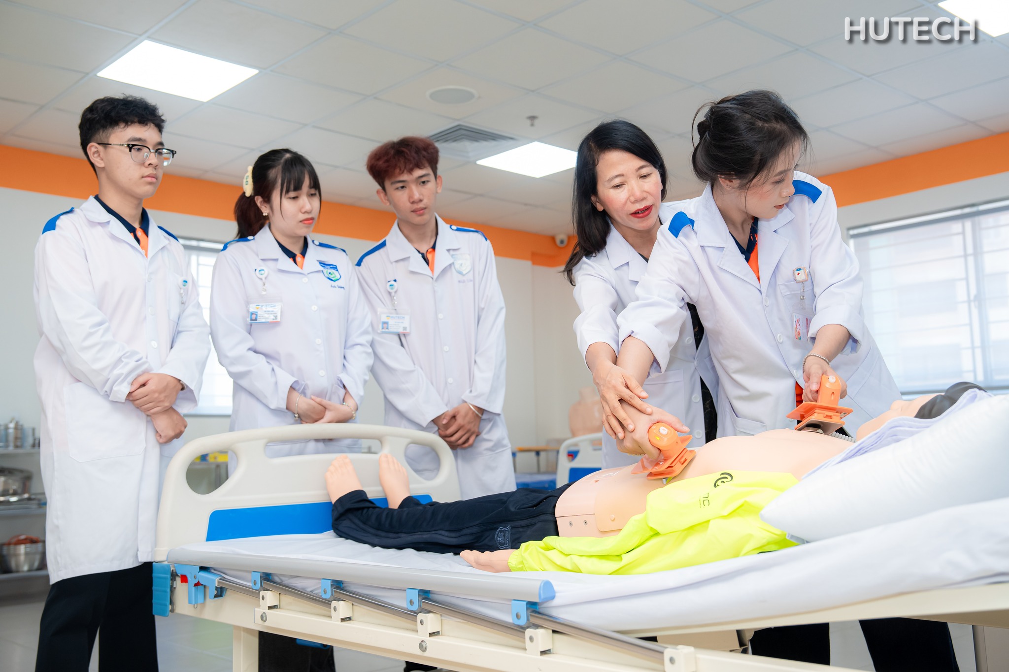 Đào tại y khoa công - tư đang tranh luận nhầm chỗ: Hãy nhìn về phía người bệnh