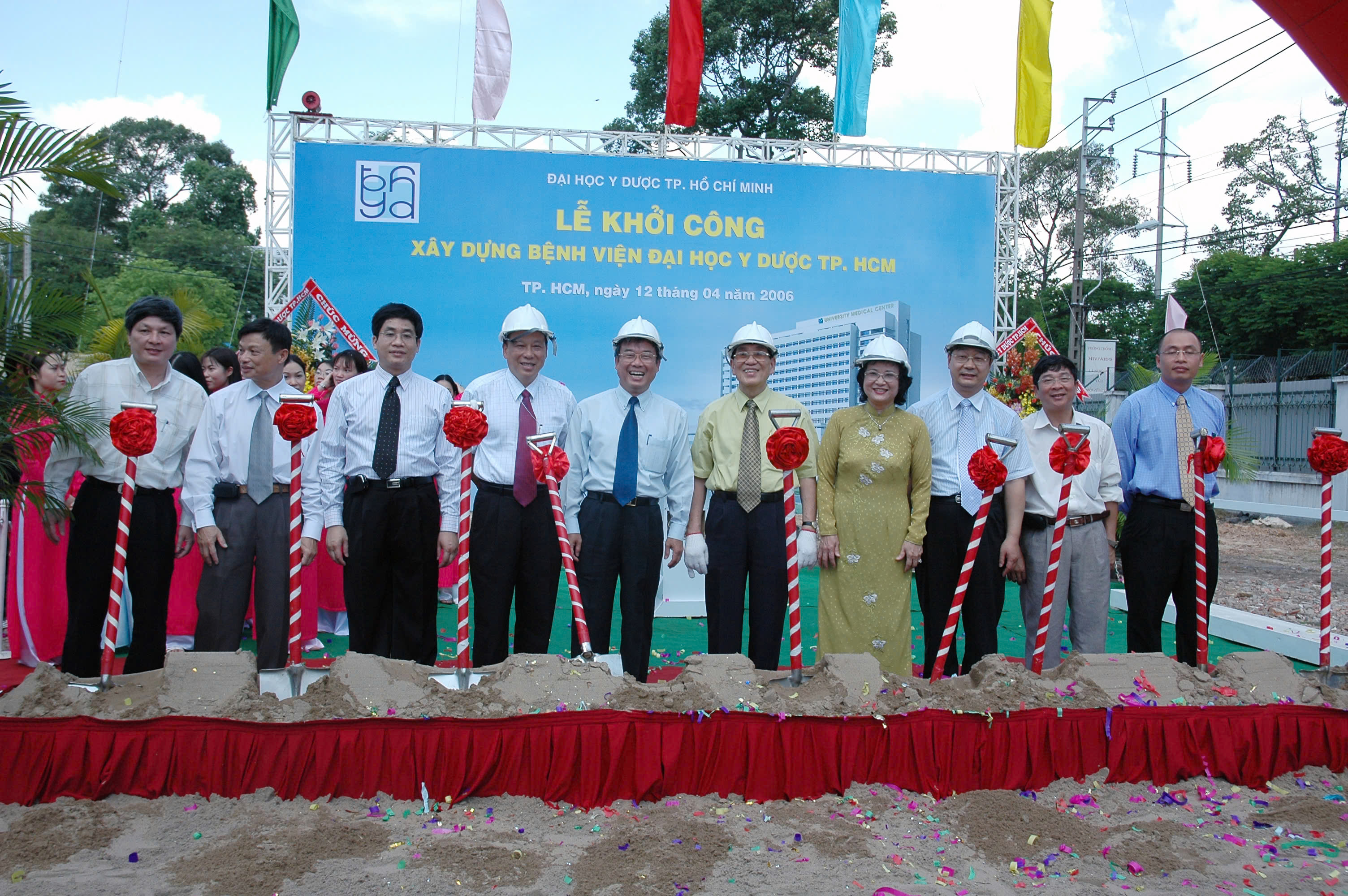 GS TS BS. Nguyễn Đình Hối cùng các đại biểu tại Lễ khởi công xây dựng Bệnh viện Đại học Y Dược TP. Hồ Chí Minh.jpg