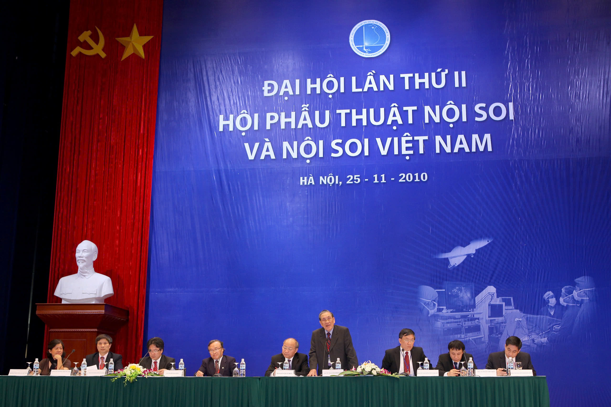 GS TS BS. Nguyễn Đình Hối phát biểu tại Đại hội lần thứ II Hội Phẫu thuật Nội soi và Nội soi Việt Nam.jpg