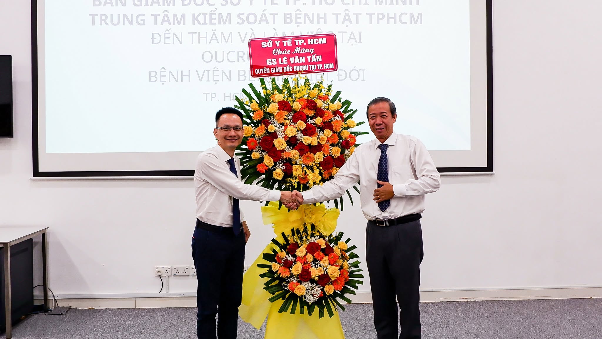 Lãnh đạo ngành y tế TPHCM chúc mừng GS Lê Văn Tấn nhận nhiệm vụ Quyền Giám đốc OUCRU TPHCM
