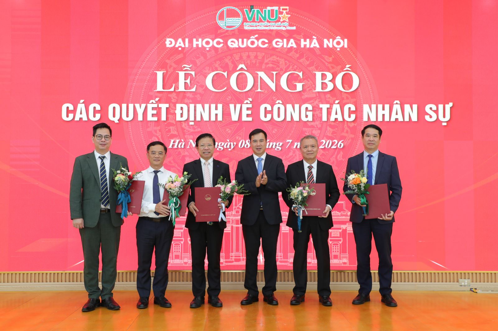 VNU - Trao QD bo nhiem LDQL (11).jpg