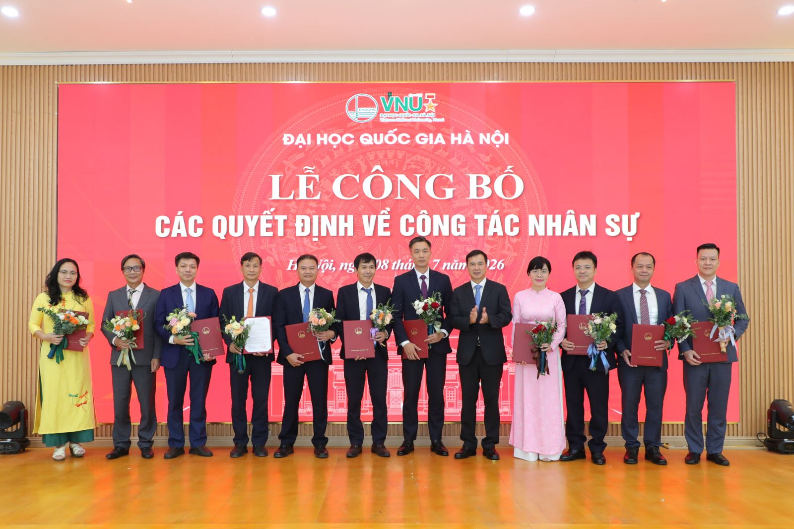ĐHQG Hà Nội trao quyết định bổ nhệm HIệu trưởng và 4 Phó Hiệu trưởng Trường ĐH Y Dược 
