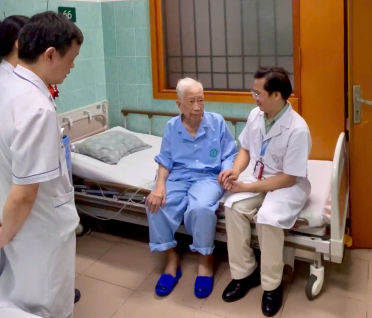 “Để bây giờ, học trò chăm sóc thầy!”
