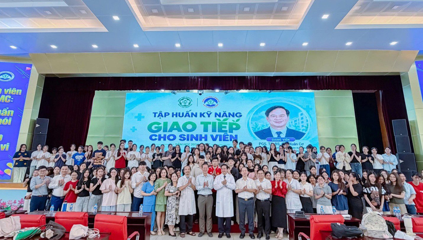 Lời nói cũng là một phần của điều trị: Bạch Mai dạy sinh viên y kỹ năng giao tiếp từ tình huống thật