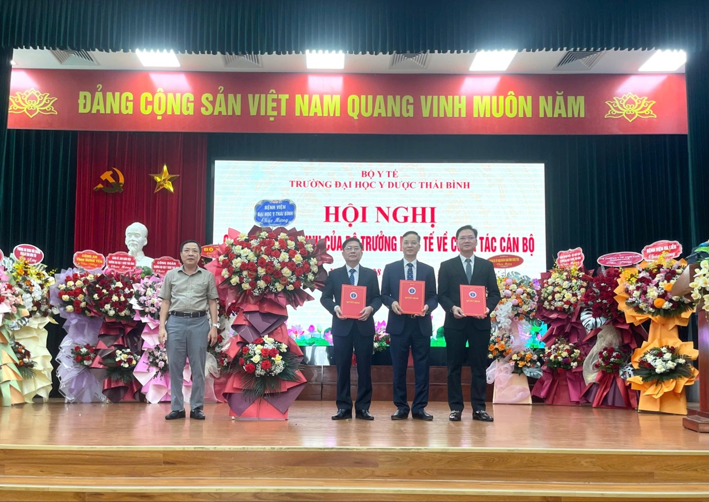 3 Phó Hiệu trưởng Trường Đại học Y Dược Thái Bình được bổ nhiệm lại nhiệm kỳ 5 năm